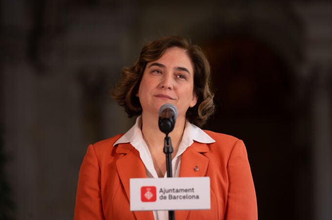 La alcaldesa de Barcelona, Ada Colau, responde a los medios en una rueda de prensa.