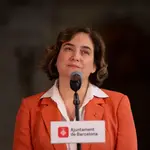 La alcaldesa de Barcelona, Ada Colau, responde a los medios en una rueda de prensa.