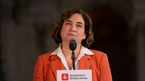 La alcaldesa de Barcelona, Ada Colau, responde a los medios en una rueda de prensa.