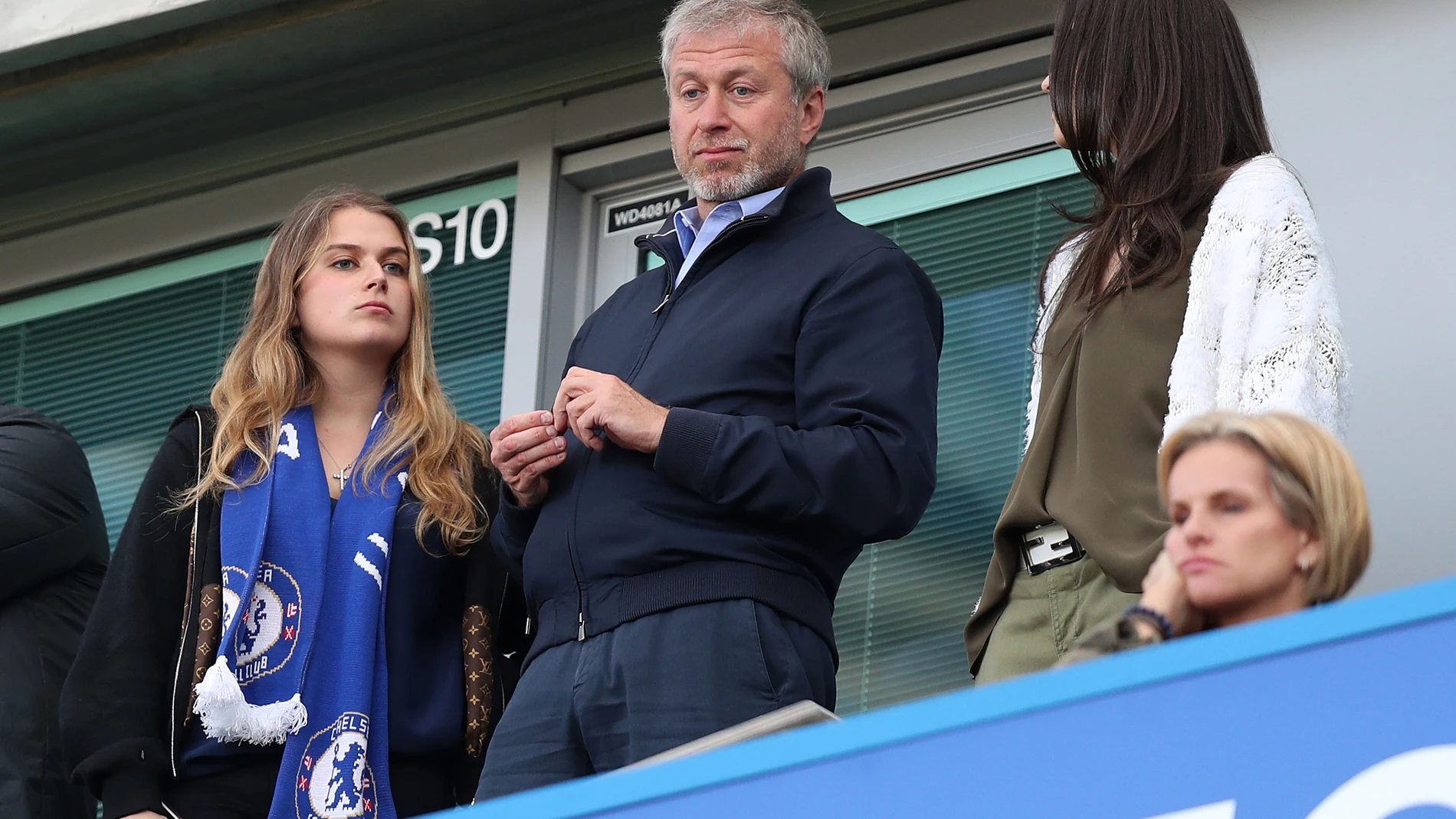 El propietario del Chelsea, Roman Abramovich, con su hija Sofia Abramovich (izquierda) en las gradas.