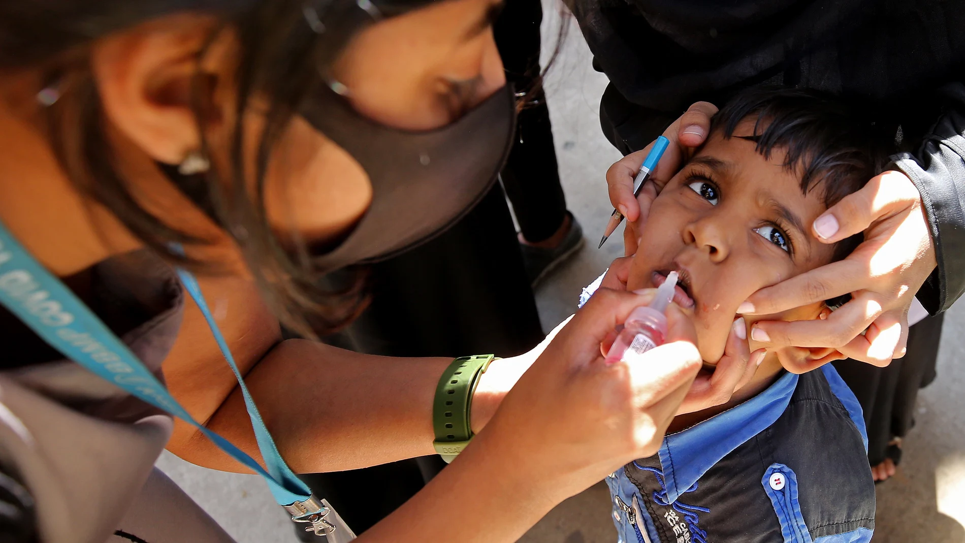 Un niño recibe la vacuna contra la polio en Bangalore (India)