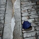 Una mascarilla aparece tirada en el suelo en una calle del casco histórico de Pamplona