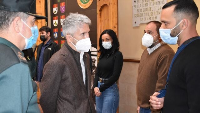 El ministro del Interior, Fernando Grande Marlaska dialoga con los agentes heridos DELEGACIÓN DEL GOBIERNO 05/03/2022
