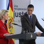 Pedro Sánchez recibe a la presidenta de la Comisión Europea Úrsula Von der Leyen en el Palacio de la Moncloa.