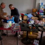 Residentes ucranianos en Vitoria recogen ropa, medicamentos, pañales y alimentos y otros productos de primera necesidad para enviarlos a su país