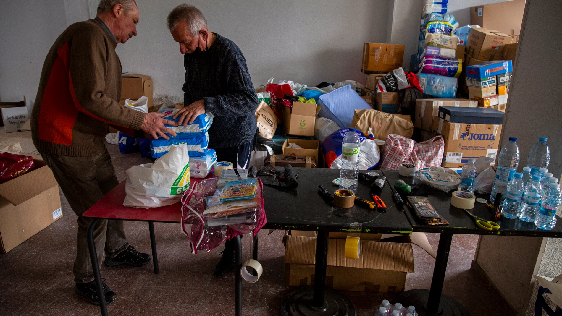Residentes ucranianos en Vitoria recogen ropa, medicamentos, pañales y alimentos y otros productos de primera necesidad para enviarlos a su país