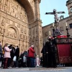 El alcalde de Salamanca, Carlos García Carballo, asiste a la procesión y Vía Crucis organizado por la Junta de Semana Santa