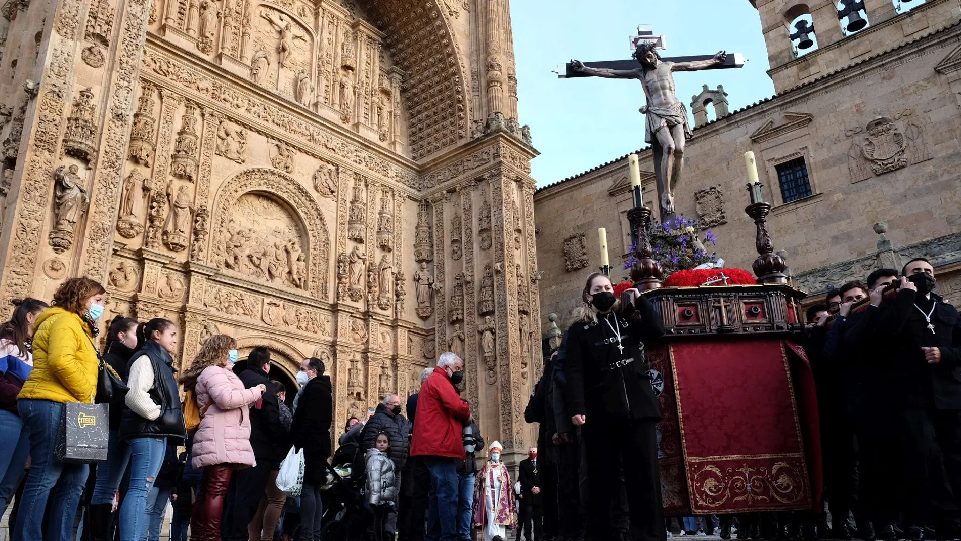 El alcalde de Salamanca, Carlos García Carballo, asiste a la procesión y Vía Crucis organizado por la Junta de Semana Santa
