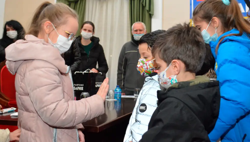 Kira, una niña ucraniana que cumplió 8 años ayer, saluda a los niños de ucranianos con los que va a ir al colegio en Paredes de Nava, Palencia