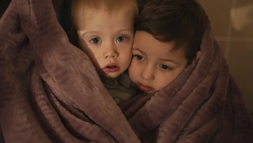 Dos niños tapados con mantas en un hospital de Mariupol
