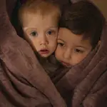 Dos niños tapados con mantas en un hospital de Mariupol
