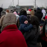 Varias personas y niños esperaban para cruzar a Rumanía, en el paso fronterizo de Porubne, en el oeste de Ucrania, el pasado mes de marzo