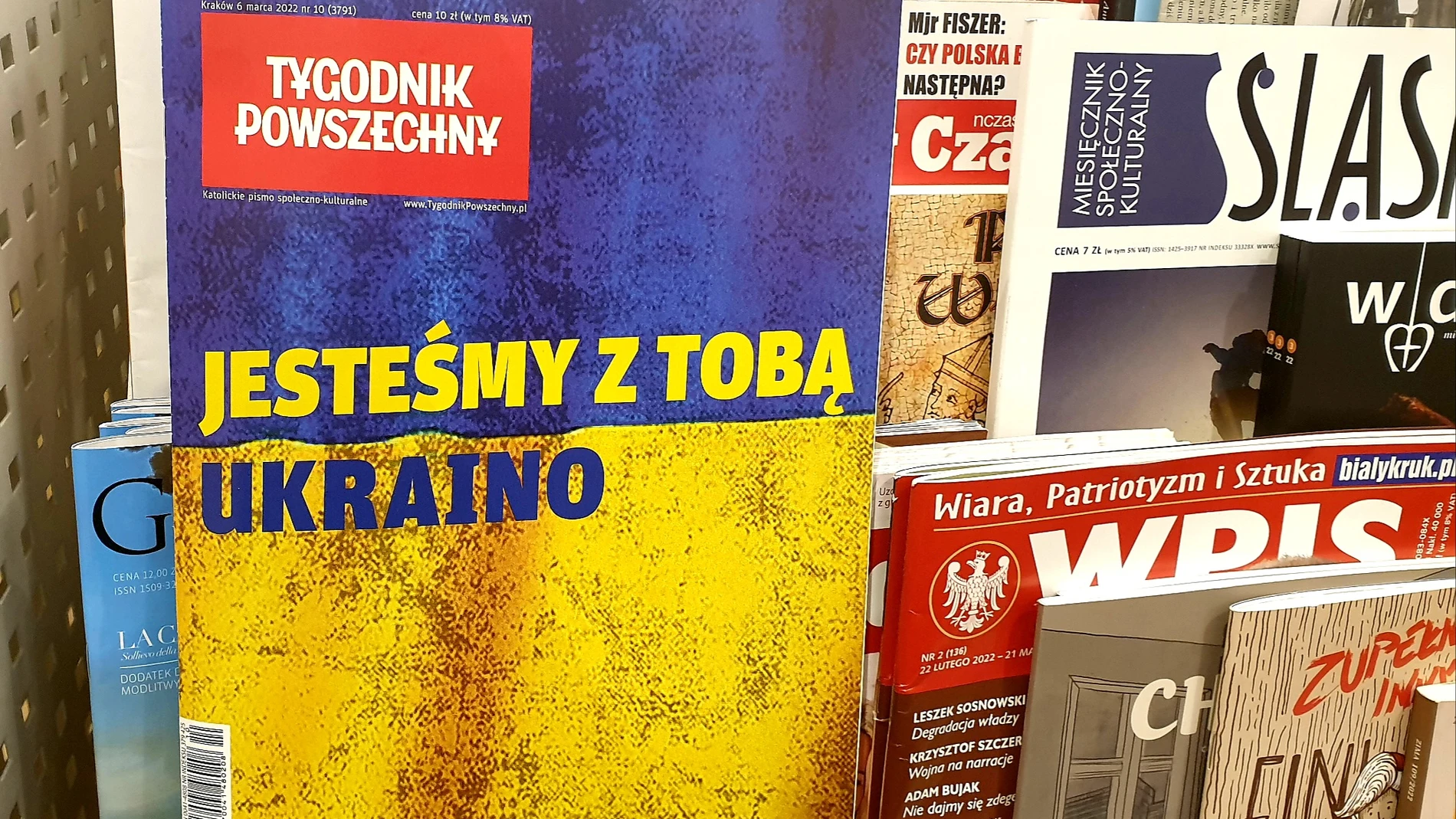 Portada de un semanario polaco luciendo los colores de la bandera de Ucrania y el titular "Ucrania, estamos contigo" en marzo de 2022. Polonia ha prohibido la difusión de medios rusos para evitar "propaganda del Kremlin"