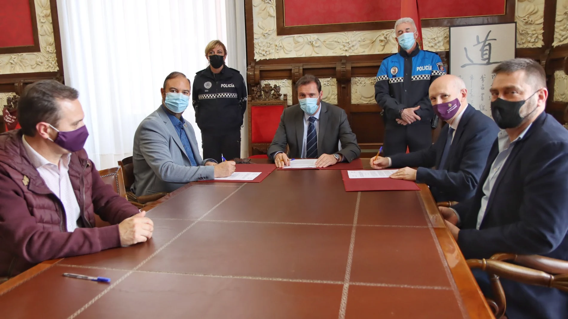 El alcalde de Valladolid, Óscar Puente, firma el acuerdo por el que los agentes de Tudela se formarán en la Academia de la Policía Municipal de Valladolid