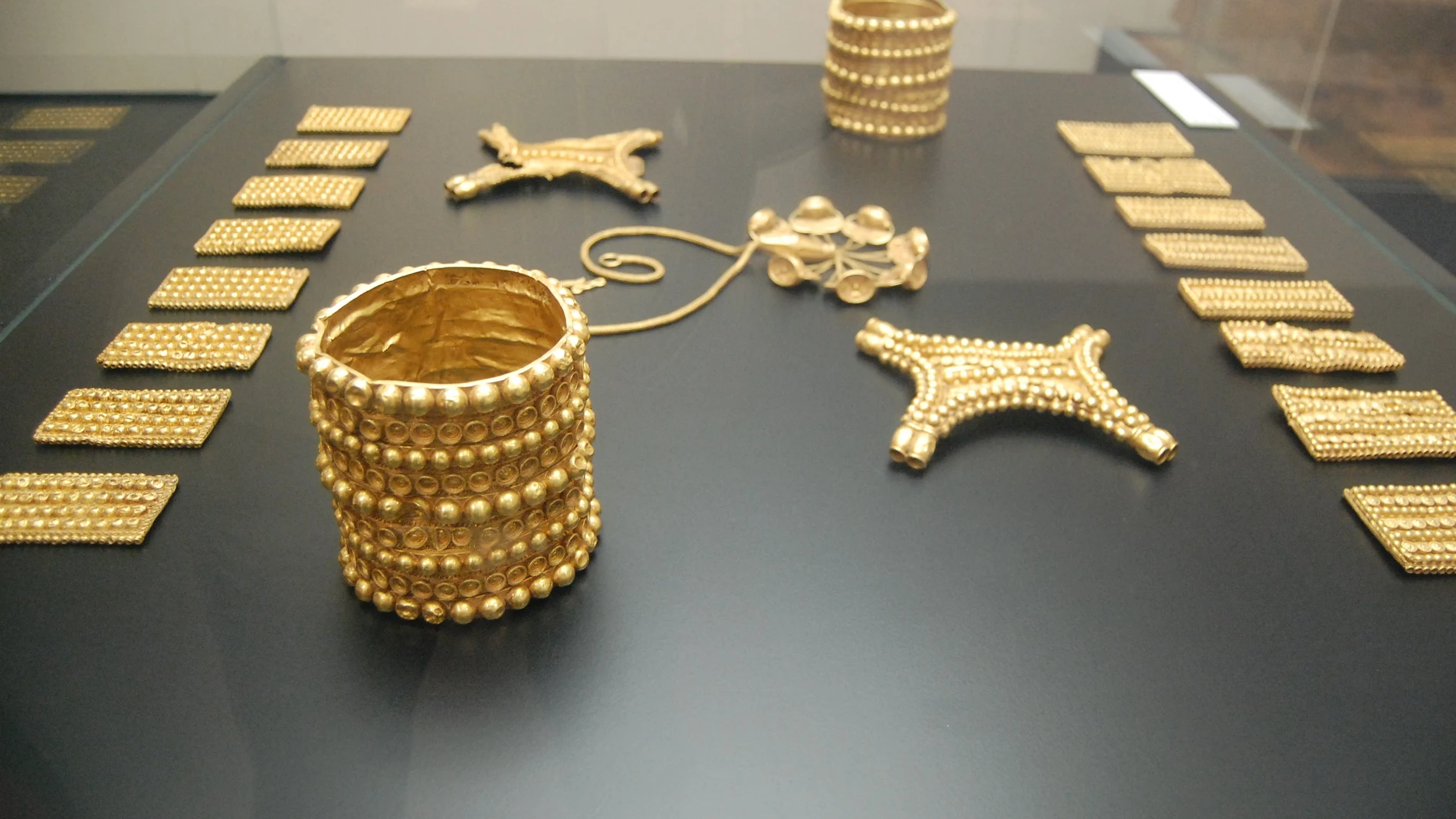 Imagen de las piezas originales del tesoro expuestas en 2012 en el Museo de Arqueología