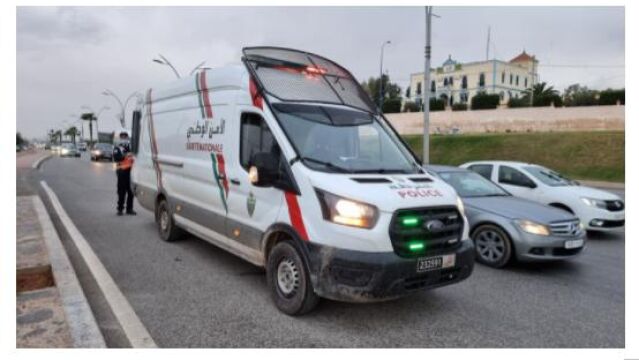 Un agente insapecciona una furgoneta para comprobar si traslada inmigrantes (Nador City)