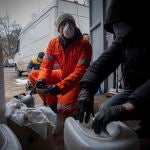 Dos voluntarios ucranianos preparan cócteles molotov en Odesa