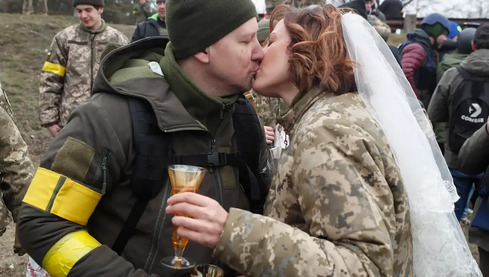 Kyiv (Ukraine), 06/03/2022.- Ukrainian territorial defense fighters Valeriy (L) and Lesya (R) during their wedding ceremony at a blockpost near Kyiv (Kiev), Ukraine, 06 March 2022. Russian troops entered Ukraine on 24 February leading to a massive exodus of Ukrainians to neighboring countries as well as internal displacements. (Rusia, Ucrania) EFE/EPA/SERGEY DOLZHENKO