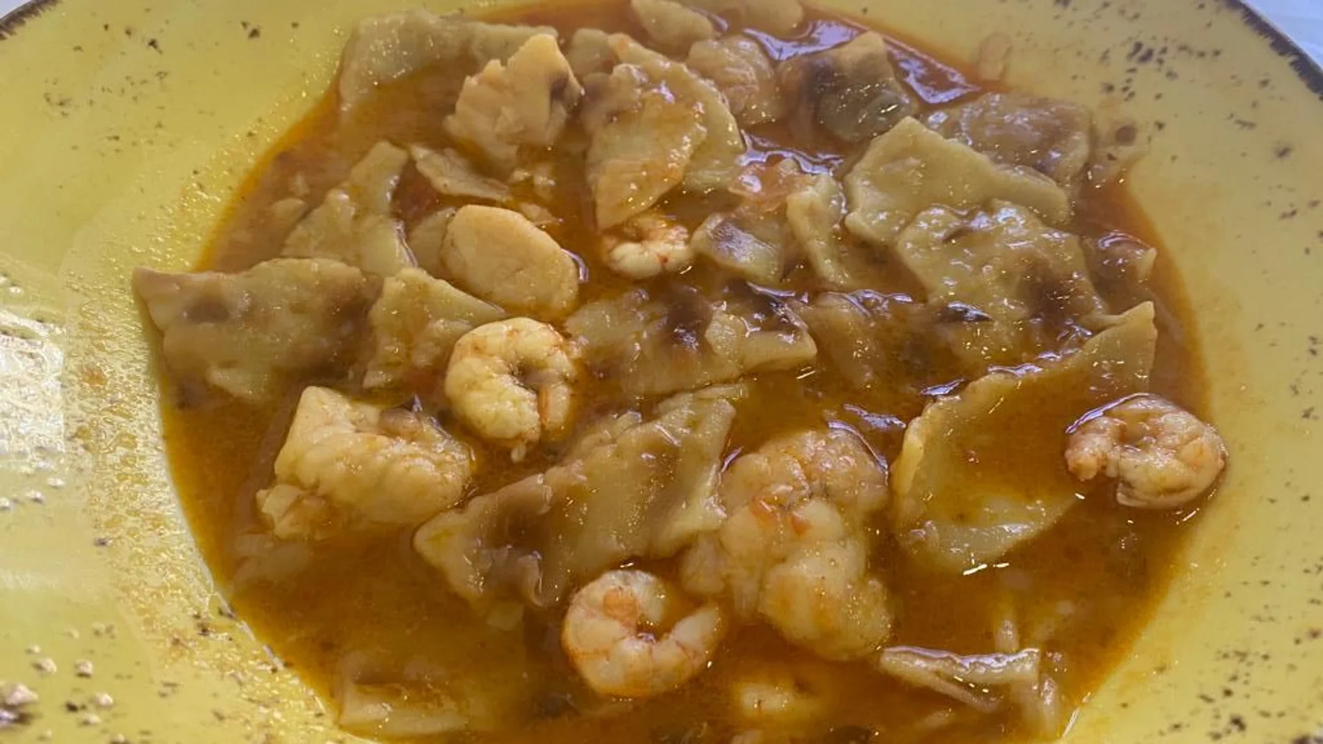 Nos convertimos en devotos al probar un gazpacho marinero donde el sabor del pescado y marisco se infiltran con éxito en la torta