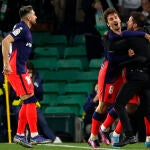 Simeone celebra con Griezmann uno de los goles del Atlético en el Benito Villamarín