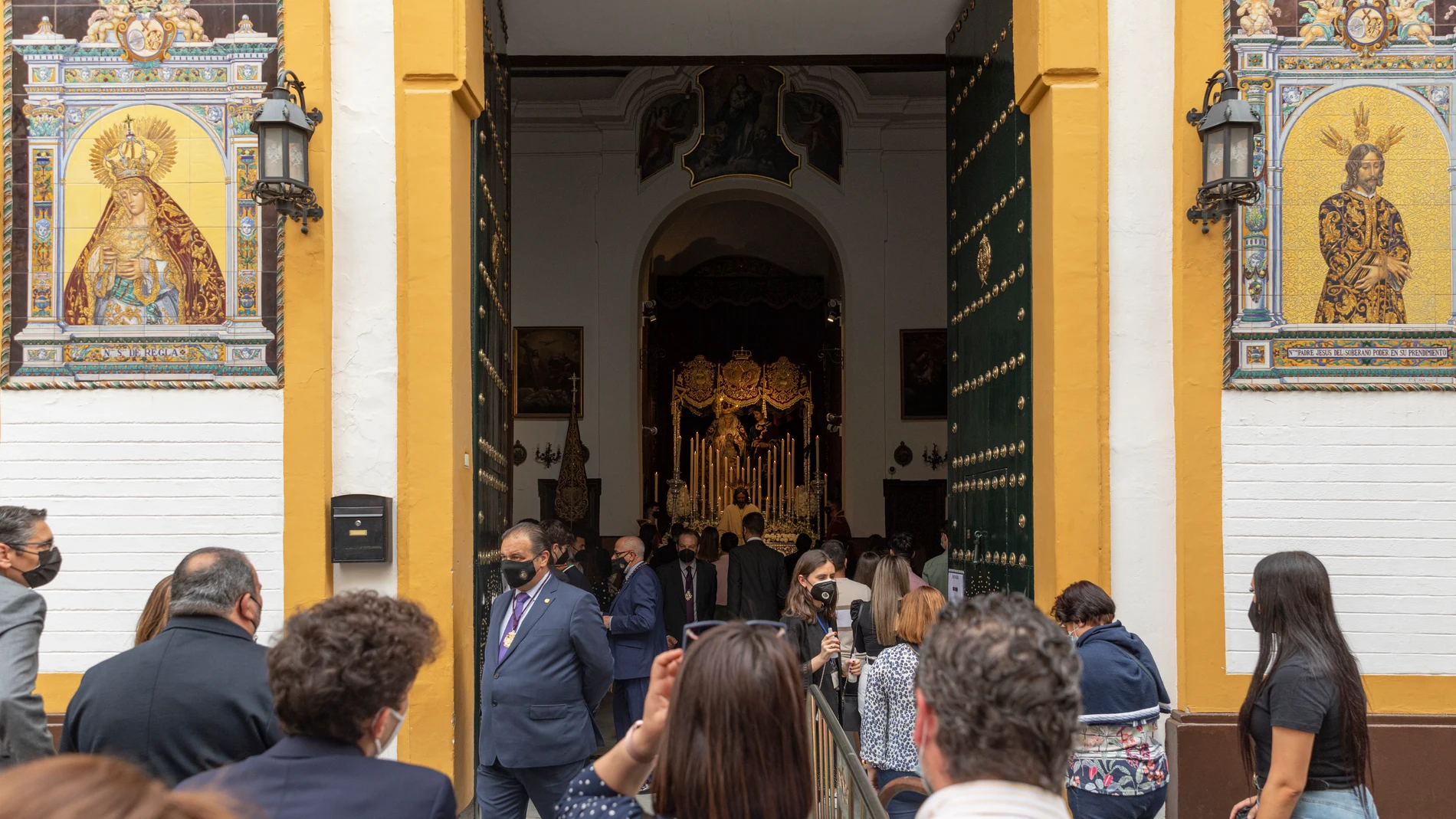 Colas para acceder a la Capilla de la Hermandad de Los Panaderos