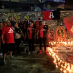 Aficionados del Club Atlas, encienden velas en la madrugada de este domingo, en las inmediaciones del estadio Jalisco, en la ciudad de Guadalajara en Jalisco (México), debido a los actos de violencia ocurridos en el partido ante Querétar