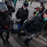 Policías rusos detienen a un participante en una manifestación no autorizada contra la invasión de Ucrania.