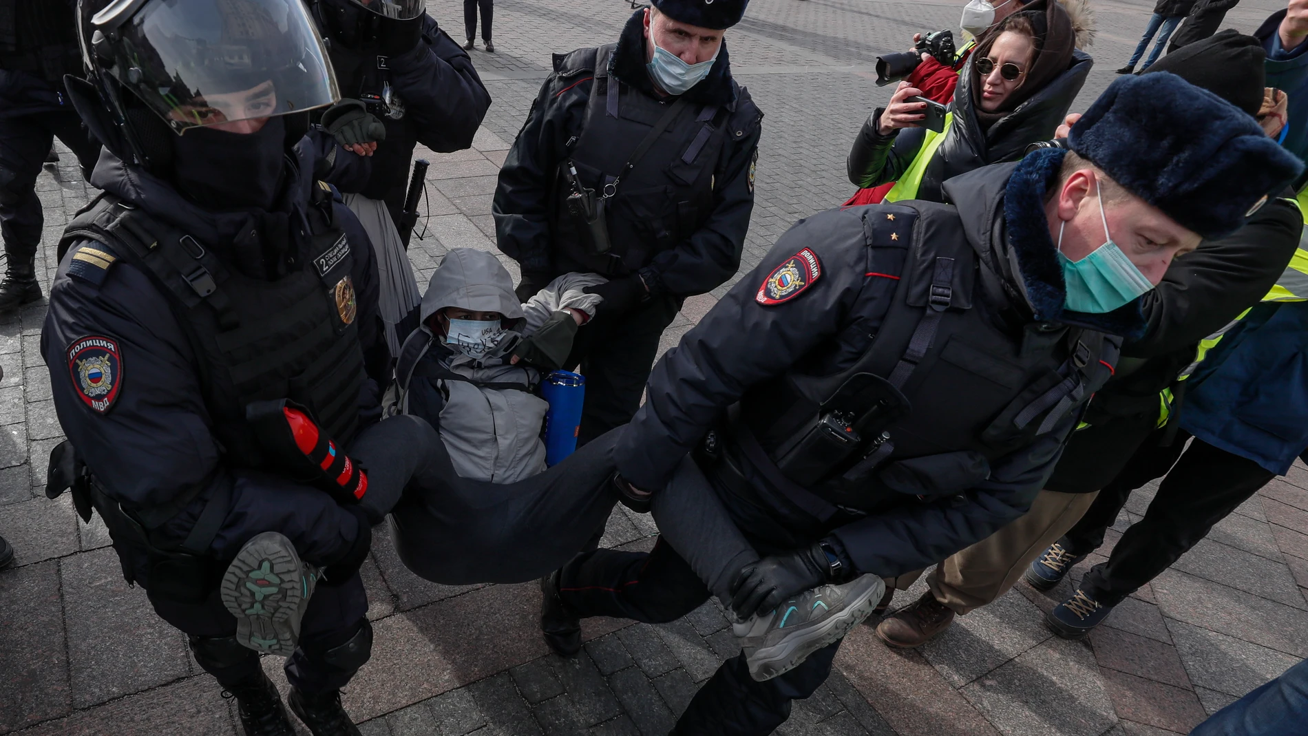 Policías rusos detienen a un participante en una manifestación no autorizada contra la invasión de Ucrania.