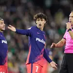 Joao Félix protesta una acción al árbitro