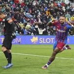 Memphis celebra el gol del triunfo del Barcelona en Elche