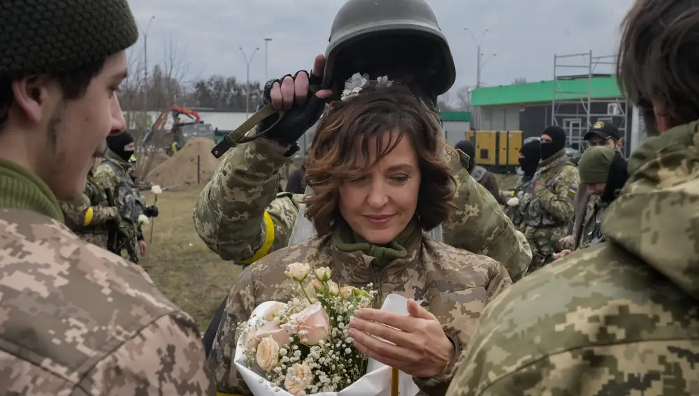 Una soldado ucraniana recibe un ramo de flores durante su boda