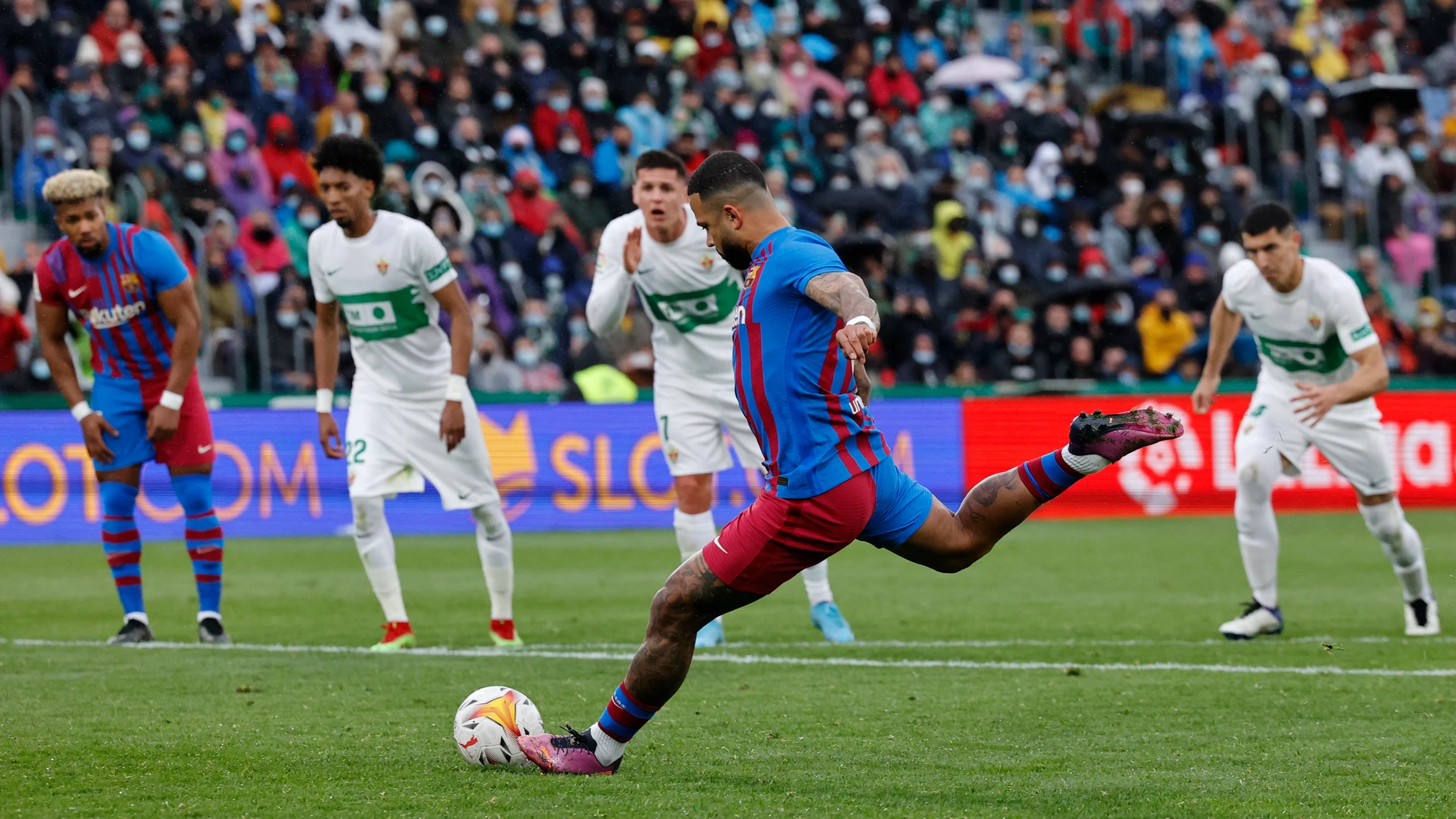 El delantero del FC Barcelona Memphis Depay, marca gol de penalti contra el Elche en el partido de LaLiga