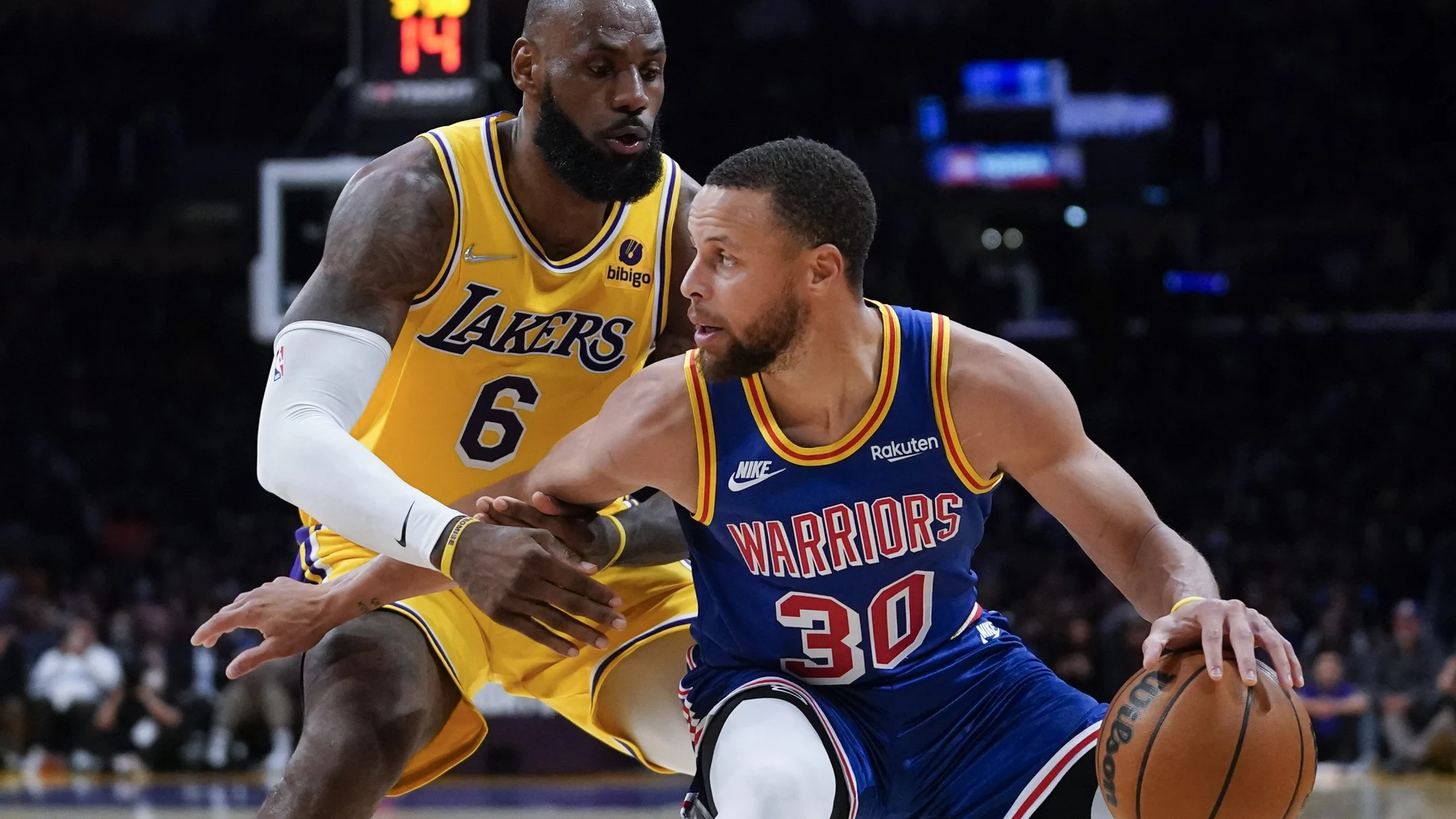 LeBron James defiende a Stephen Curry en el partido entre los Lakers y los Warriors