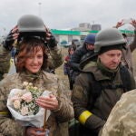 Combatientes de defensa territorial ucranianos se casan en medio de una operación militar rusa