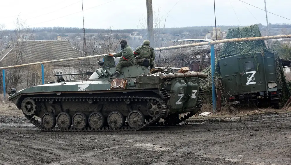 Soldados rusos conducen un vehículo blindado con el símbolo &quot;Z&quot; pintado en un costado en la aldea de Bugas, controlada por los separatistas, en el Donbás