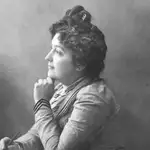 Carmen de Burgos Seguí : Fue una de las pioneras del periodismo español .