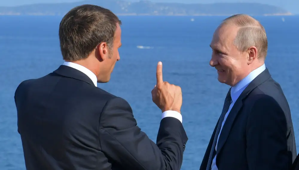 Emmanuel Macron habla con Vladimir Putin en 2019