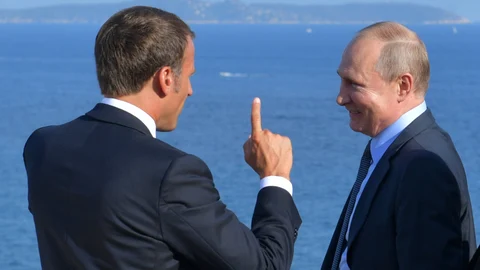 Emmanuel Macron habla con Vladimir Putin en 2019