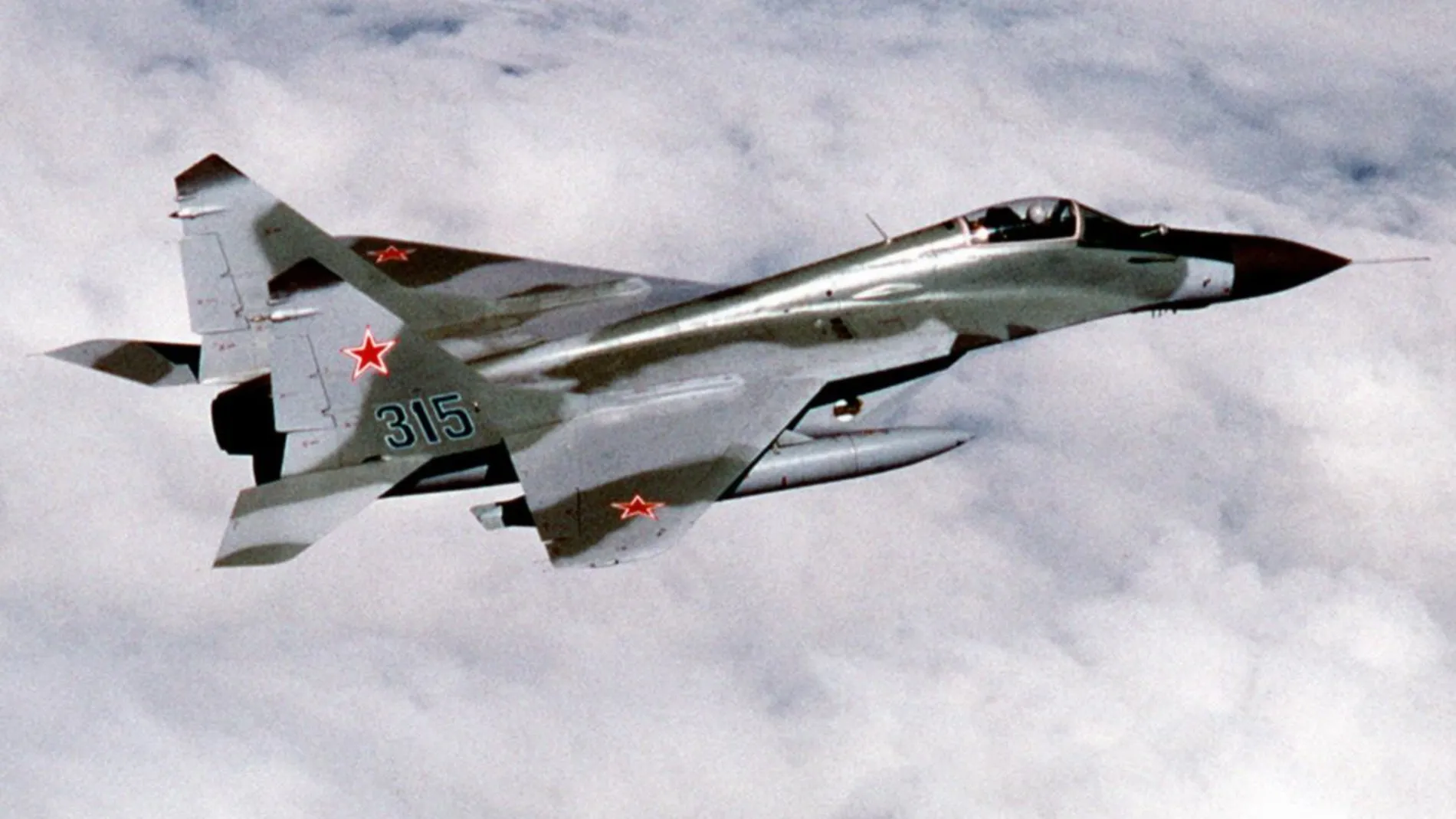 Un MiG-29 soviético volando sobre Alaska en 1989 rumbo a una exhibición en Canadá.