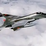 Un MiG-29 soviético volando sobre Alaska en 1989 rumbo a una exhibición en Canadá.