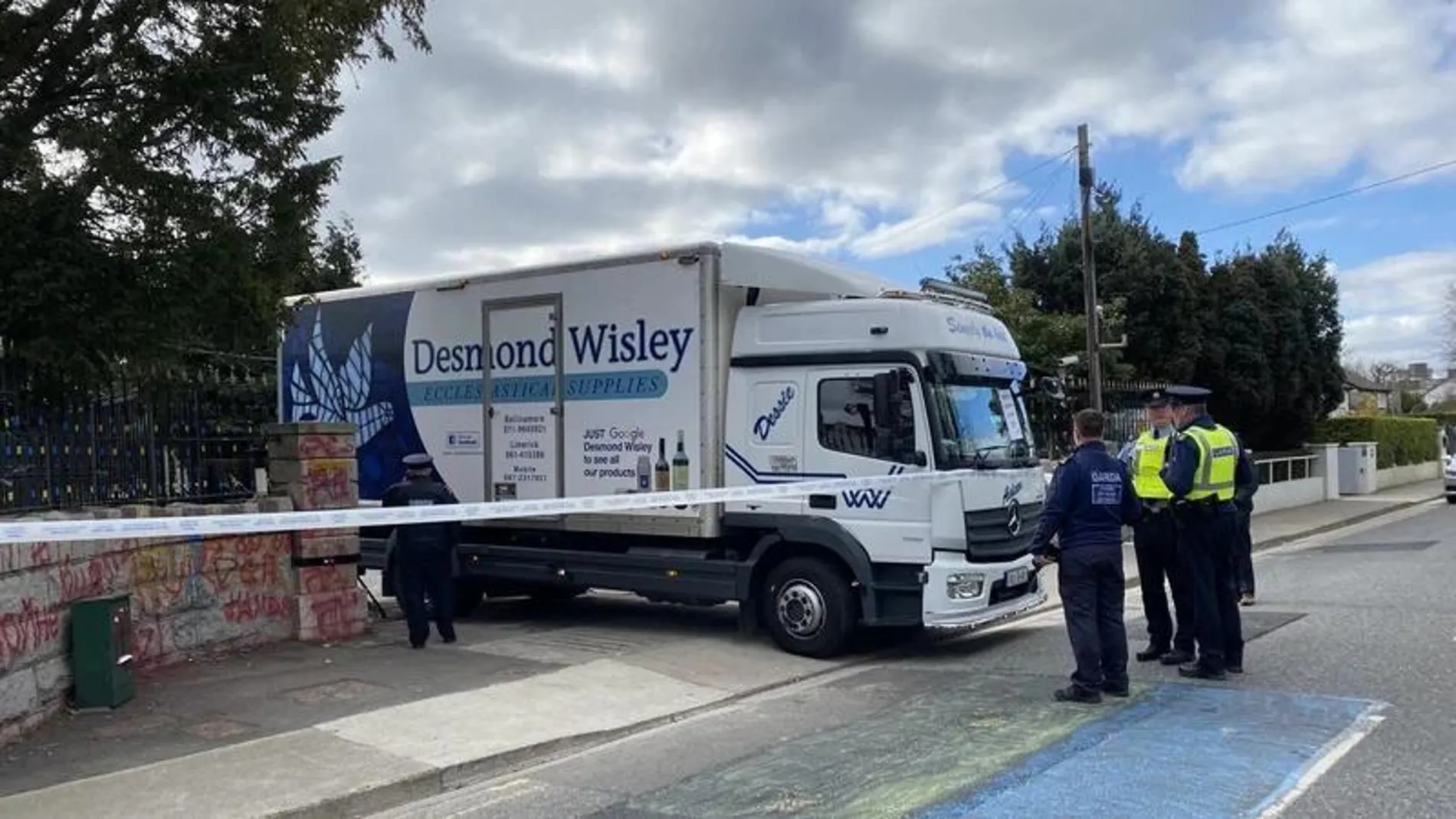 El camión estrellado contra la verja de entrada a la embajada rusa en Dublín, Irlanda