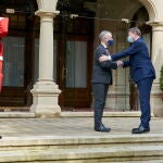 El lehendakari, Iñigo Urkullu, recibe en la escaleras del Palacio de Ajuria Enea al presidente de la Generalitat Valenciana, Ximo Puig.