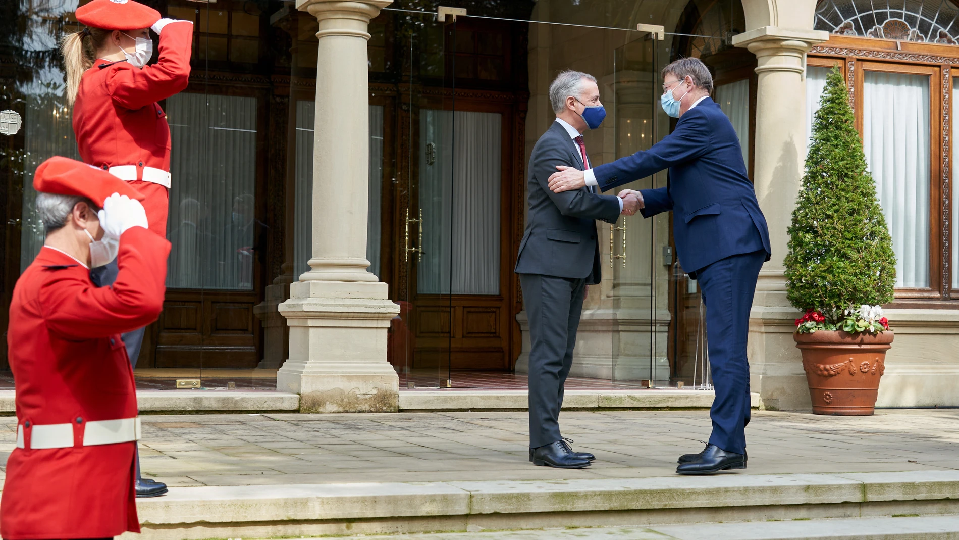 El lehendakari, Iñigo Urkullu, recibe en la escaleras del Palacio de Ajuria Enea al presidente de la Generalitat Valenciana, Ximo Puig.