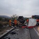 Accidente entre un camión y un coche en Chelva