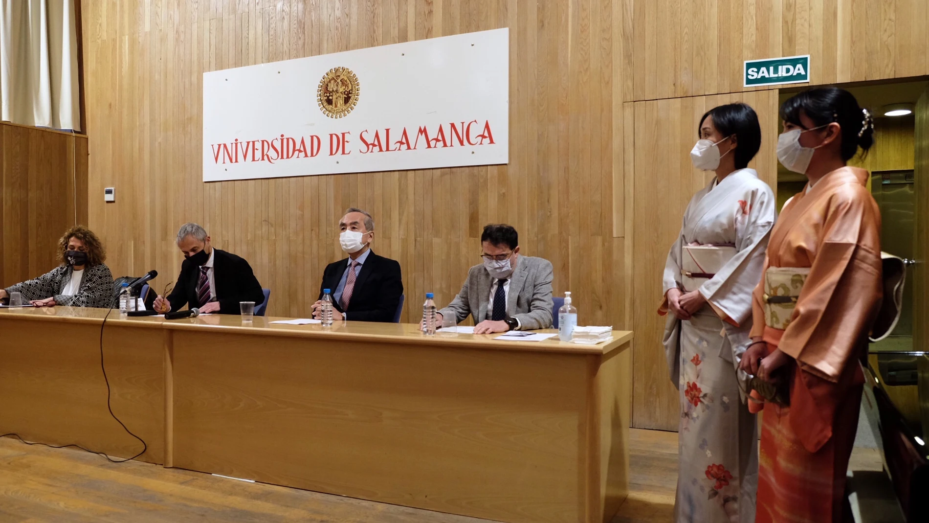 El embajador de Japón en Españaa, Hiramatsu Kenji y el rector de la Universidad de Salamanca, Ricardo Rivero, asisten a la inauguración de la XXI Semana cultural del Japón