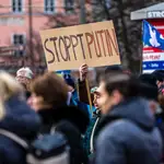 Un cartel con el lema &quot;Stop Putin&quot; durante una manifestación en la plaza Altmarkt, contra la invasión rusa de Ucrania