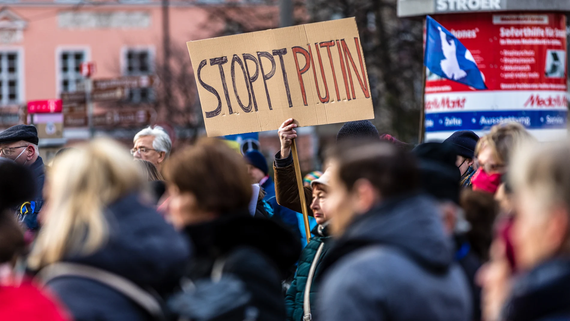 Un cartel con el lema "Stop Putin" durante una manifestación en la plaza Altmarkt, contra la invasión rusa de Ucrania