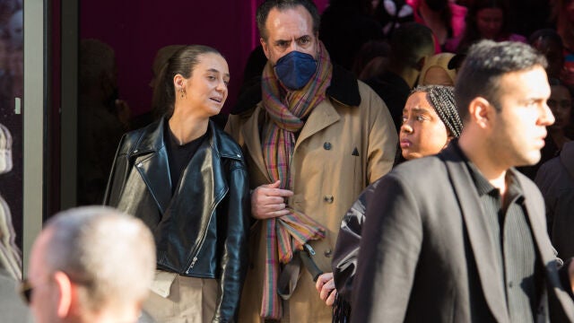 Victoria Federica junto a Marichalar en el desfile de Valentino en París.