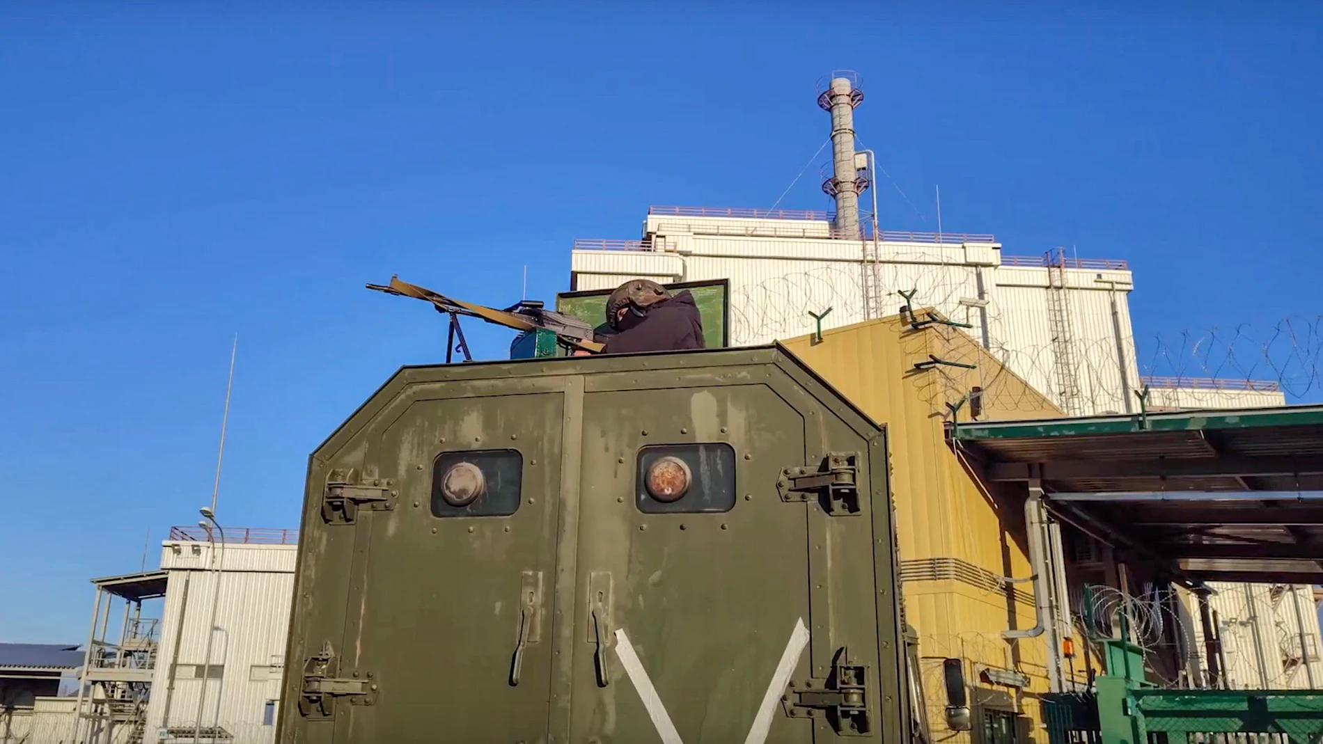 Una imagen tomada de un vídeo distribuido por el servicio de prensa del Ministerio de Defensa ruso muestra a militares rusos vigilando frente a la central nuclear de Chernóbil en Prípiat, Ucrania