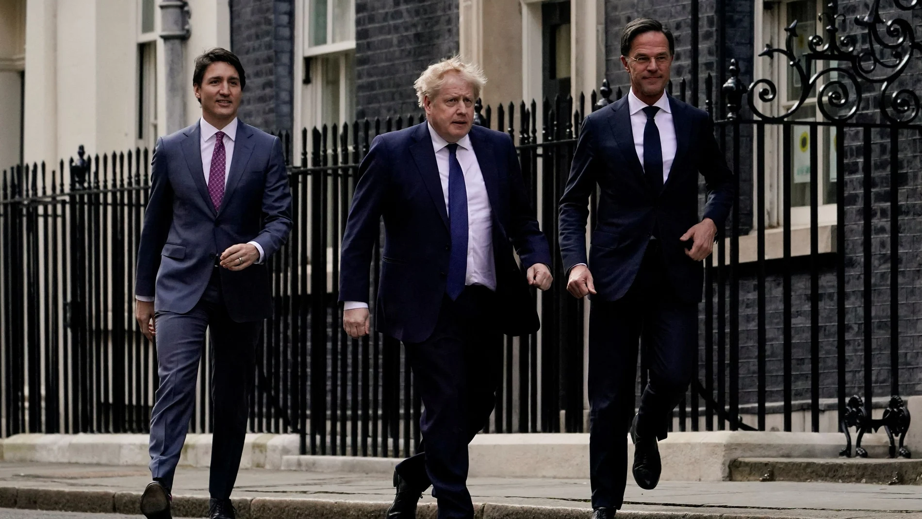 Boris Johnson (c) se reunió este lunes en Londres con su homólogo canadiense, Justin Trudeau (izq.), y el holandés, Mark Rutte (der.)